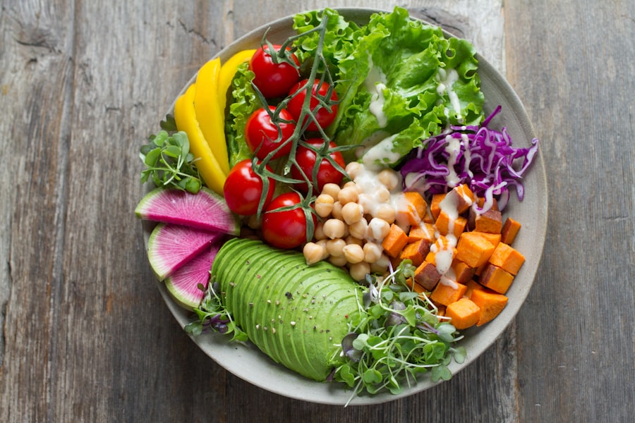 Thực phẩm dinh dưỡng tốt cho sức khỏe: salad, rau củ quả tươi