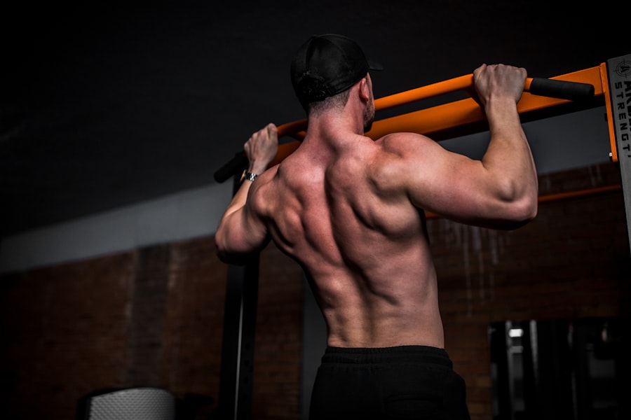 Nam giới tập luyện strength training để tăng cường sức khỏe
